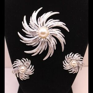 Vintage Sarah Coventry Large Silvertone Pinwheel Faux Pearl Brooch & Earring Set
